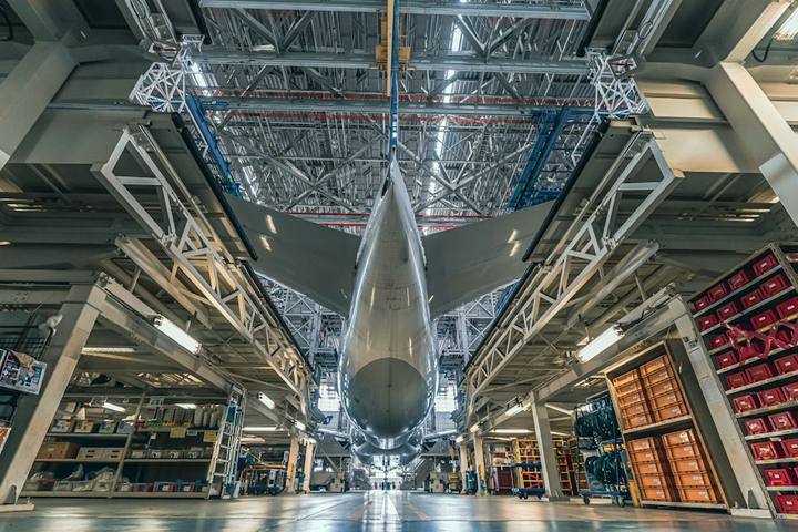 Flugzeug in einer Montagehalle