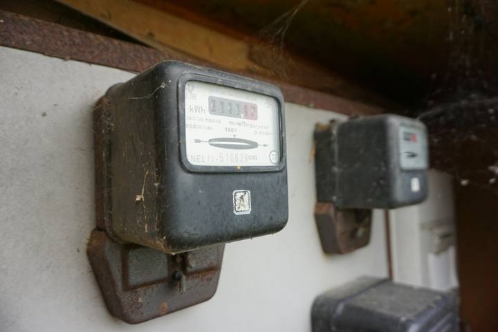 Stromzähler an einer Wand
