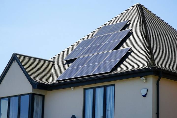 Wohnhaus mit Solarmodulen